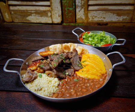 Foto de Carne de res con arroz sobre la mesa en el restaurante - Imagen libre de derechos
