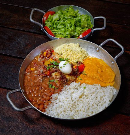Téléchargez les photos : Nourriture traditionnelle indienne riz au curry avec des légumes sur une table en bois - en image libre de droit