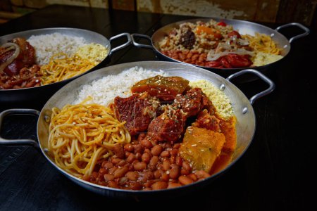 Foto de Pilaf comida tradicional turca en la mesa blanca. pilaf. pilaf en placa de metal. Pilaf, af con arroz. pilaf en - Imagen libre de derechos