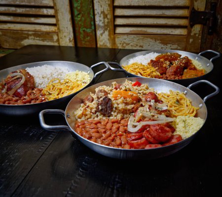 Téléchargez les photos : Repas traditionnel turc, riz avec viande et légumes dans une assiette. concept alimentaire. - en image libre de droit