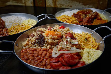 Foto de Comida tradicional brasileña, arroz con carne y pollo. - Imagen libre de derechos
