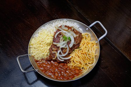 Téléchargez les photos : Plat brésilien de steak aux oignons, haricots, riz et farofa - en image libre de droit