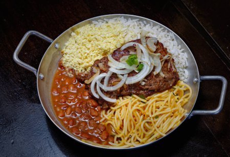 Téléchargez les photos : Plat brésilien de steak aux oignons, haricots, riz et farofa - en image libre de droit