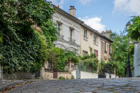 Téléchargez les photos : Les rues pavées et les jolies maisons basses de La Campagne Paris (la campagne à Paris) - en image libre de droit
