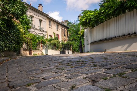Téléchargez les photos : Les rues pavées et les jolies maisons basses de La Campagne Paris (la campagne à Paris) - en image libre de droit