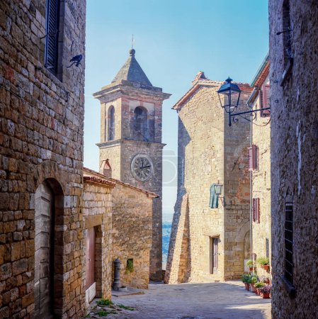Die alten engen Gassen in der mittelalterlichen Stadt Casale Marissimo in der Toskana, aufgenommen mit analoger Filmtechnik