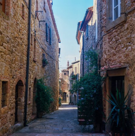 Die alten engen Gassen in der mittelalterlichen Stadt Casale Marissimo in der Toskana, aufgenommen mit analoger Filmtechnik