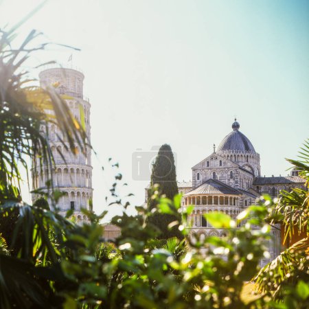 Blick auf den Turm und die Karthause von Pisa an einem Herbsttag, aufgenommen in analoger Filmtechnik