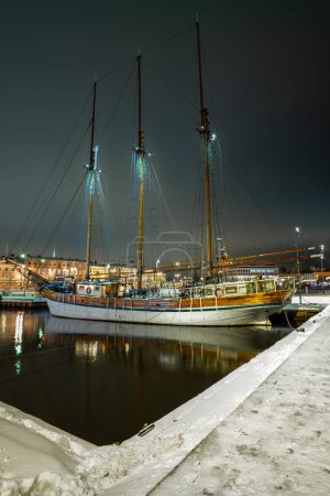 Schönes Dreimaster-Segelschiff, das im Winter in Helsinki festgemacht hat
