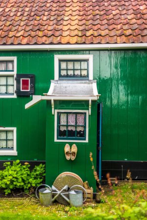 Alte Häuser, Holzboote und Bauernhöfe im malerischen Dorf Zaanse Schans in den Niederlanden