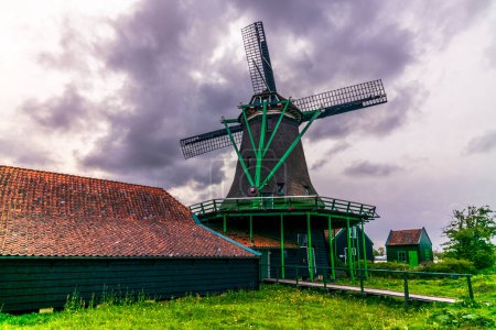 Alte hölzerne Windmühlen in der niederländischen Stadt Zaanse Schans
