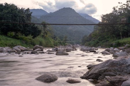 Foto de Hermoso río de montaña verde, Kiriwong Village Lansaka distrito de Nakhon Si Thammarat Tailandia - Imagen libre de derechos