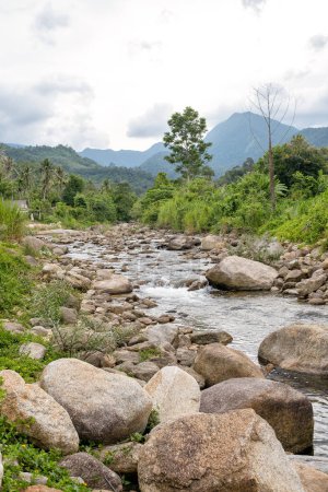 Foto de Flow of stream water from the mountain.at Promkiri, Nakhonsithammarat - Imagen libre de derechos