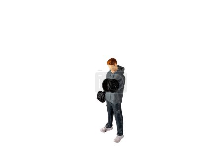 Téléchargez les photos : Personnes miniatures, Jeune homme soulevant des poids Isolé sur fond blanc avec chemin de coupe - en image libre de droit