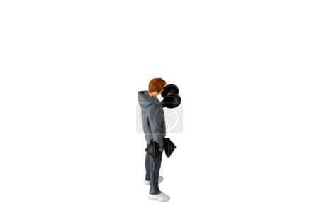 Téléchargez les photos : Personnes miniatures, Jeune homme soulevant des poids Isolé sur fond blanc avec chemin de coupe - en image libre de droit