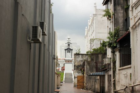 Téléchargez les photos : Ipoh, Perak, Malaisie - Novembre 2012 : Une ruelle étroite menant à la tour de l'horloge commémorative Birch dans la ville patrimoniale d'Ipoh. - en image libre de droit