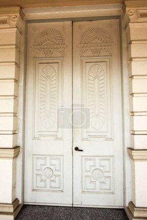 Téléchargez les photos : Ipoh, Perak, Malaisie - Novembre 2012 : Détail d'une porte blanche vintage à une ancienne maison du patrimoine de l'époque coloniale dans la ville d'Ipoh. - en image libre de droit