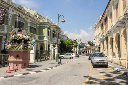 Téléchargez les photos : Georgetown, Penang, Malaisie - Novembre 2012 : Une rue bordée d'architecture coloniale vintage à George Town à Penang. - en image libre de droit