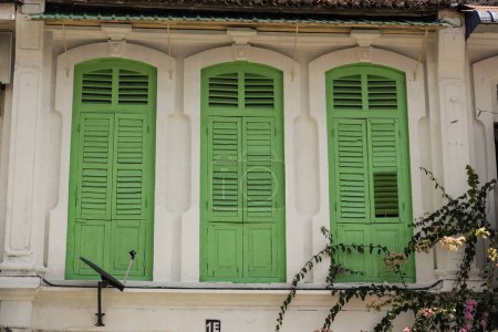 Téléchargez les photos : Georgetown, Penang, Malaisie - Novembre 2012 : Belles fenêtres cintrées sur la façade extérieure d'un ancien bâtiment dans la ville patrimoniale de Penang. - en image libre de droit