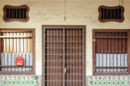 Foto de Georgetown, Penang, Malasia - Noviembre 2012: Puerta y ventanas vintage con rejas de una casa tradicional en la ciudad histórica de Penang. - Imagen libre de derechos