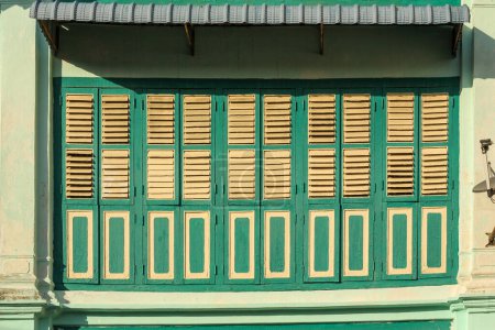 Téléchargez les photos : Georgetown, Penang, Malaisie - Novembre 2012 : Détail des fenêtres rectangulaires en bois d'une ancienne maison de commerce vintage dans la ville patrimoniale de Penang. - en image libre de droit