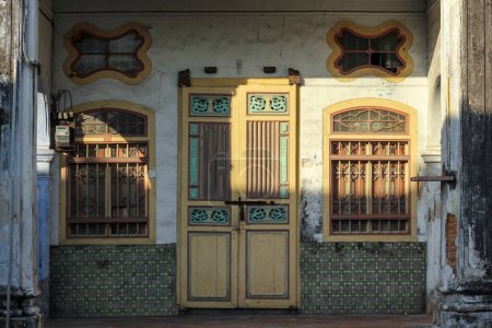 Foto de Georgetown, Penang, Malasia - Noviembre 2012: Puerta y ventanas vintage con rejas de una casa tradicional en la ciudad histórica de Penang. - Imagen libre de derechos