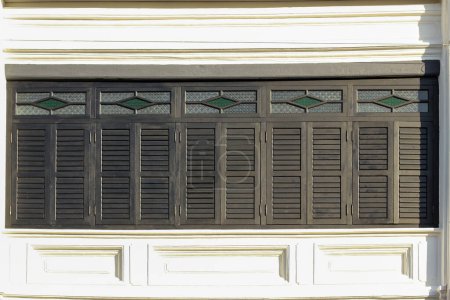 Téléchargez les photos : Georgetown, Penang, Malaisie - Novembre 2012 : Détail des fenêtres rectangulaires en bois d'une ancienne maison de commerce vintage dans la ville patrimoniale de Penang. - en image libre de droit