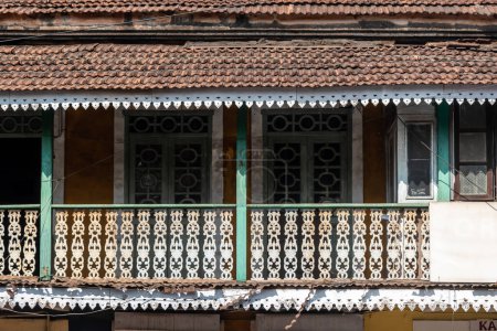 Téléchargez les photos : Panaji, Goa, Inde - Janvier 2023 : Façade extérieure du balcon orné d'un bâtiment vintage dans le quartier latin de la ville de Panjim. - en image libre de droit