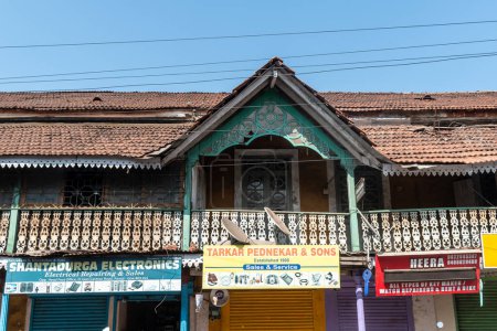 Téléchargez les photos : Panjim, Goa, Inde - Janvier 2023 : Façade extérieure du toit carrelé à pignon d'un bâtiment vintage avec balcons à Fontainhas. - en image libre de droit
