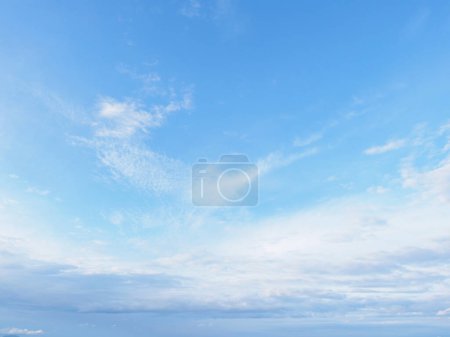 Błękitne niebo i chmura dla naturalnego tła