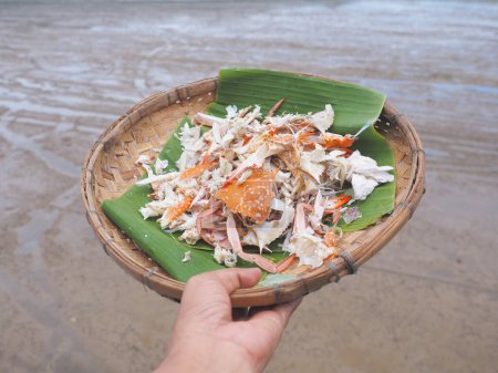 Foto de Bandeja de bambú de mano con desperdicio de comida de cangrejo en el restaurante de mariscos. - Imagen libre de derechos
