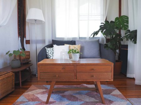 Téléchargez les photos : Décoration intérieure vintage. Meubles en bois naturel dans le salon - en image libre de droit