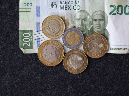 Foto de Monedas mexicanas de diferente denominación y billete de 200 pesos - Imagen libre de derechos