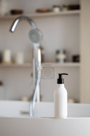 Foto de Una maqueta de un dispensador blanco con cosméticos en el baño. Una plantilla para una crema, champú o gel de ducha. - Imagen libre de derechos