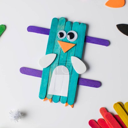 Téléchargez les photos : Artisanat drôle et coloré pour enfants en bâtons de bois, papier. Idées pour la créativité des enfants. Bricolage - en image libre de droit