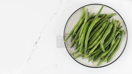 Foto de Las judías verdes están crudas en un plato. El concepto de alimentación saludable. Copiar espacio - Imagen libre de derechos