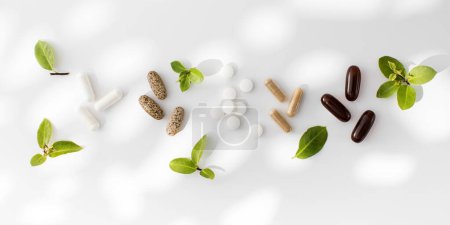 Téléchargez les photos : Diverses vitamines, comprimés et compléments alimentaires avec des formulations naturelles sur fond blanc. Produits pharmaceutiques - en image libre de droit