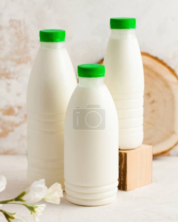 Ensemble triple de bouteilles de lait avec bouchons verts, symbolisant la fraîcheur et la santé. Concept de produit laitier. Lait