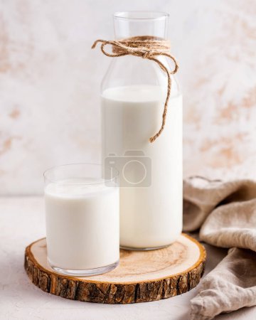 Une bouteille de lait de ferme. Le concept de produits laitiers.