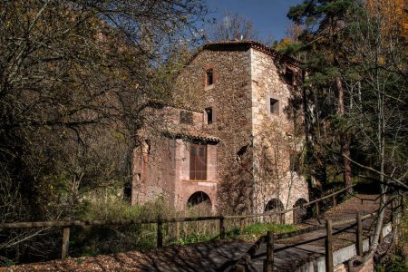 Téléchargez les photos : Moulin Orriols Castellar de nHug dans la région de Bergueda, Barcelone. - en image libre de droit