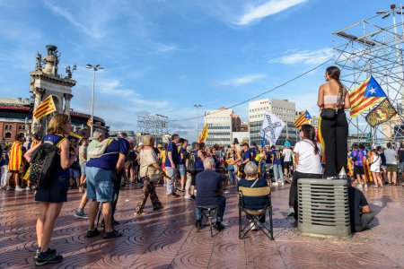 Téléchargez les photos : Barcelone, Catalogne, Espagne - 11 septembre 2023 : Des gens sur la place Espagne attendent de voir la manifestation pour l'indépendance de la fête nationale catalane - en image libre de droit