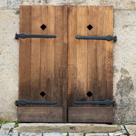 Téléchargez les photos : Vieilles portes en bois vintage avec charnières de porte forgées à la main rétro - en image libre de droit