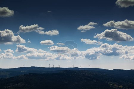 Téléchargez les photos : Eoliennes à l'horizon avec nuages sur le ciel - Lipno nad Vltavu, Tchéquie, Europe - en image libre de droit
