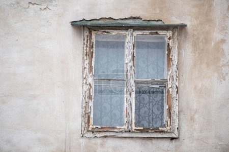 Foto de Vieja ventana con pintura agrietada en la fachada de la casa vintage - Imagen libre de derechos
