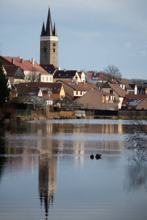Téléchargez les photos : Telc ville avec tour sur fond et lac d'hiver au premier plan - République tchèque, Europe - en image libre de droit