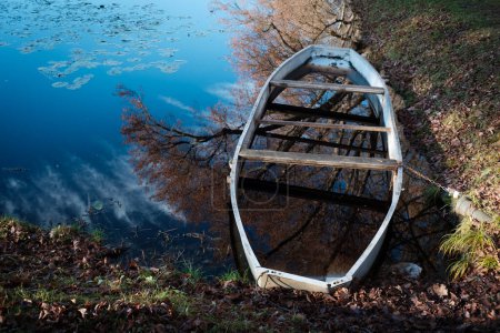 Téléchargez les photos : Vieux bateau en bois plein d'eau sur le lac - en image libre de droit