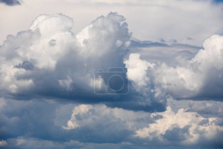 Téléchargez les photos : Été dramatique nuages lourds - fond nuageux - en image libre de droit