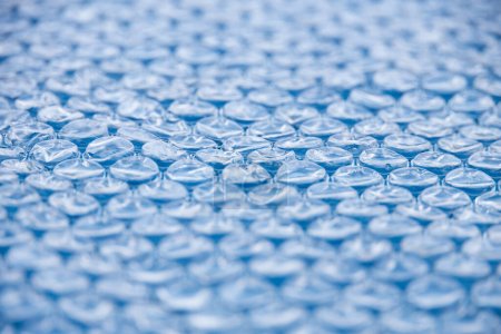 Foto de Hoja de burbuja - manta solar - detalle de la cubierta de la piscina de plástico - Imagen libre de derechos