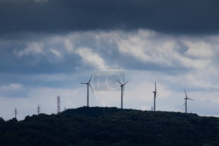 Foto de Molinos de viento turbinas siluetas en el horizonte - Imagen libre de derechos