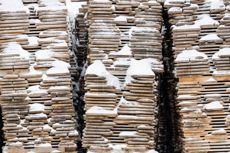 Foto de Montón de tablones de madera cubierto de nieve - Imagen libre de derechos